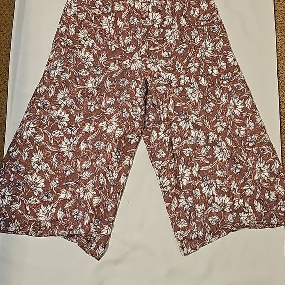 Cupcakes and cashmere wideleg floral romper size small. - Picture 7 of 12